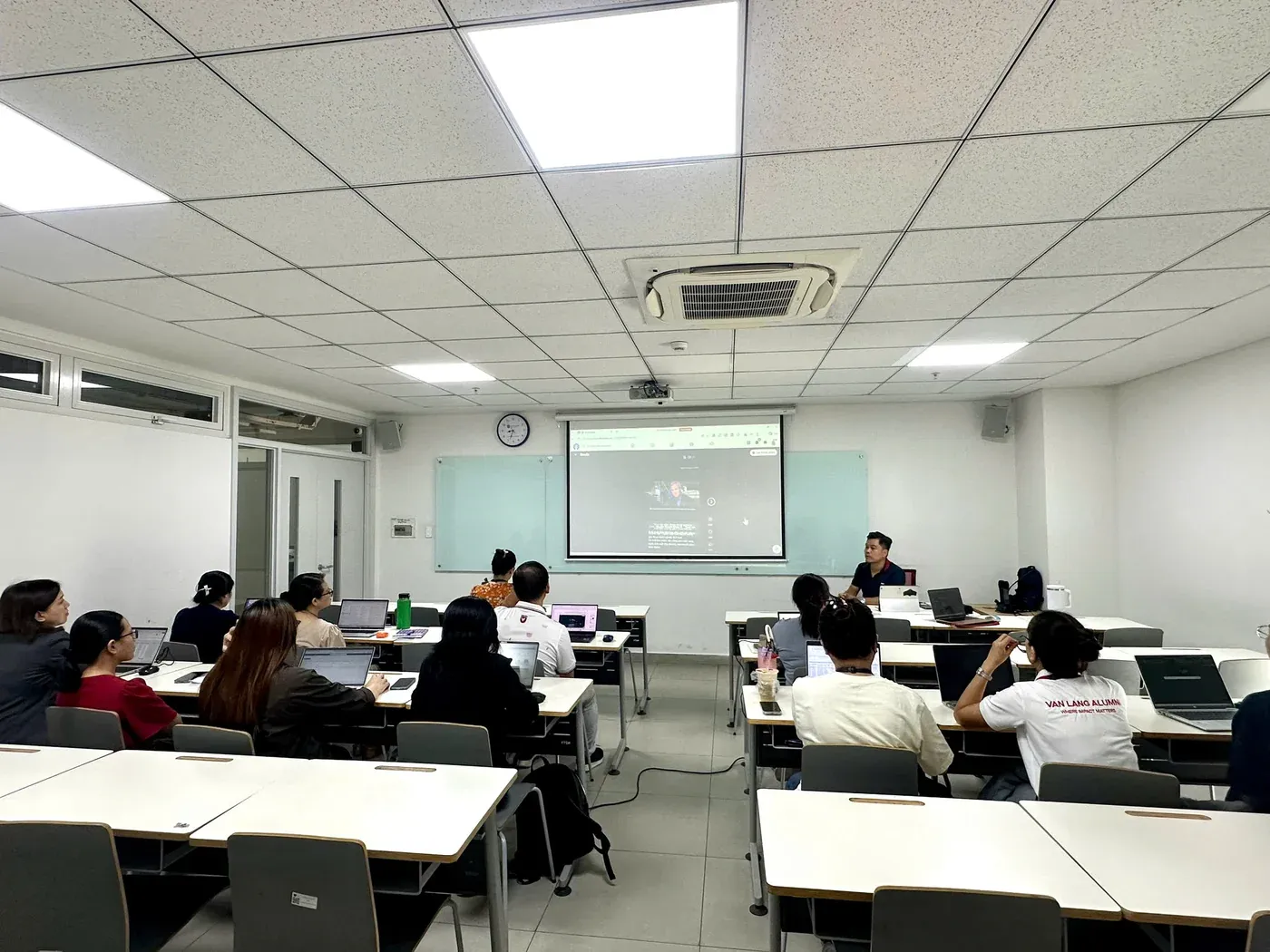 Đào tạo AI cho HR: phòng nhân sự Đại học Văn Lang trong buổi workshop AI on-site đầu tiên