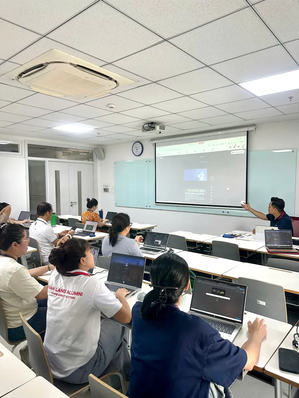 Giảng viên hướng dẫn demo Claude trên dữ liệu mô phỏng cho phòng nhân sự